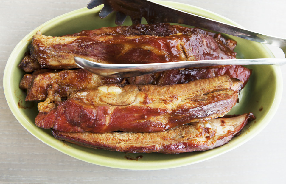 How Does Paula Deen's Family Kitchen Make Spare Ribs Fall Off the Bone?